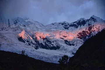 Fotobehang Alpamayo Alpenglow boven Alpamayo Basecamp, Cordillera Blanca, Ancash, Peru