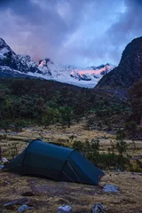 Photo sur Plexiglas Alpamayo Campsite at Alpenglow above Alpamayo Basecamp, Cordillera Blanca, Ancash, Peru
