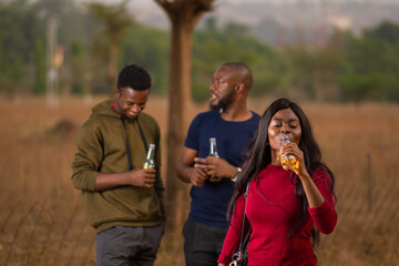 Obraz premium friends having a fun get together, having drinks, chatting together