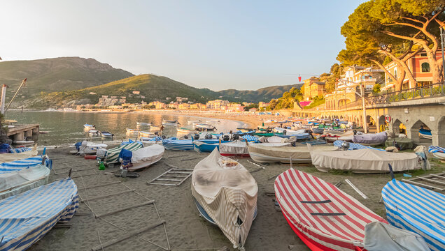 Coucher de soleil à la Plage de Levanto, Ligurie, Italie. Village de pêcheurs à proximité des Cinque terre.	