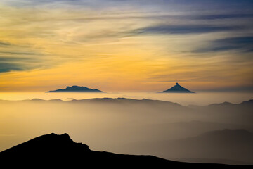 
Vista del volcán Iztaccíhuatl y volcán Popocatépetl desde el Nevado de Toluca. Hermoso amanecer de los volcanes.