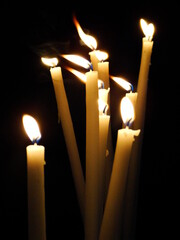 La llama de estas velas tiembla cuando se acerca un feligrés a colocar otra