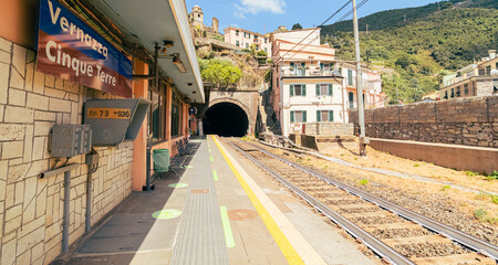 Gare de Vernazza, vue depuis le sentier de randonnée, village des Cinque terre inscrit au...