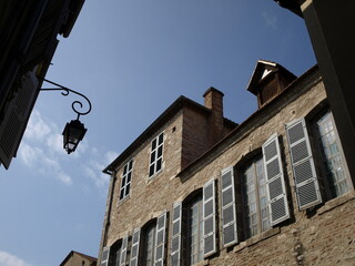 Fototapeta na wymiar Conviene mirar a lo alto cuando se pasea por las calles de una ciudad medieval.