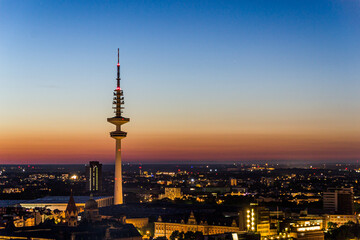 Fototapeta premium Hamburg - Ruhige Abendstimmung mit den Lichtern der Stadt