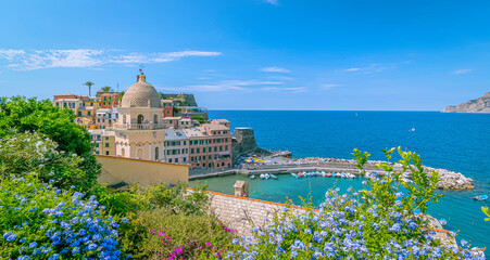 Port de Vernazza, vue depuis le sentier de randonnée, village des Cinque terre inscrit au...