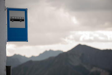 Cartello di fermata autobus in montagna