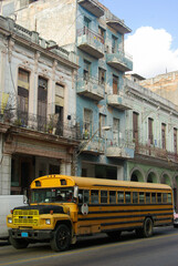Fototapeta na wymiar Bus scolaire circulant à La Havane, Cuba