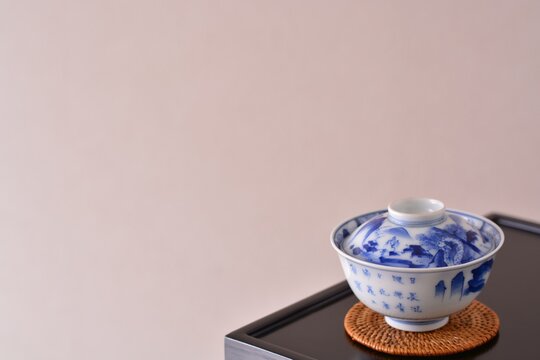 picture rice bowl. put on a Japanese lacquer shelf. This is a very fine example of Japanese traditional antique &ldquo; imari ware &rdquo;. blurred background soft focus image. 日長風暖 柳青々 北雁帰 飛入窅冥・賈至