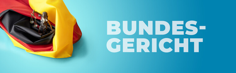 Bundesgericht. Justitia Figur inmitten einer Deutschland Flagge. Text auf blauem Untergrund.