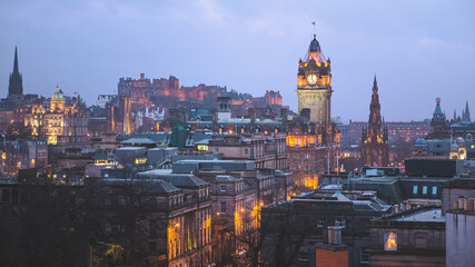 Fototapeta premium Classic night cityscape view from Calton Hill taking in Princes Street, Edinburgh Castle and the Balmoral Clock Tower at Waverley Station in Edinburgh, Scotland.