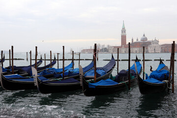 Fototapeta na wymiar gondolas de venecia