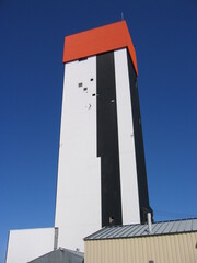 Enclosed mine shaft headframe