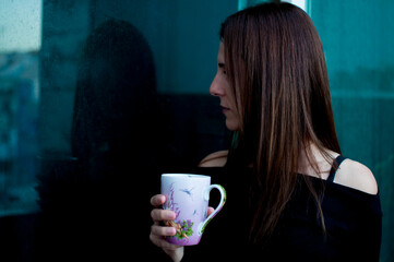 mujer tomando café