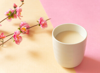 Amazake and peach blossoms. Malted rice, Hinamatsuri, fermented foods, etc.　甘酒と桃の花。麹、ひな祭り、発酵食品など