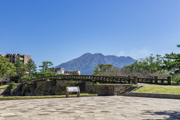 石橋記念公園高麗橋と桜島の風景　鹿児島県鹿児島市