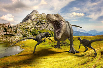 大自然の中で大きな口を開けて襲いかかる巨大なティラノサウルスに戦いを挑む二頭のヴェロキラプトル