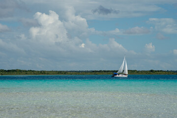 Obraz premium Velero en la laguna caribeña de Bacalar, México 2 de febrero 2019