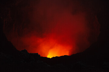 Lava y cráter de volcán, Masaya, Nicaragua, 10 de enero 2019
