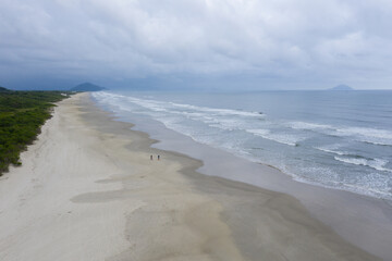 imagem capturada com drone da praia de Guaratuba,, litoral norte de São Paulo