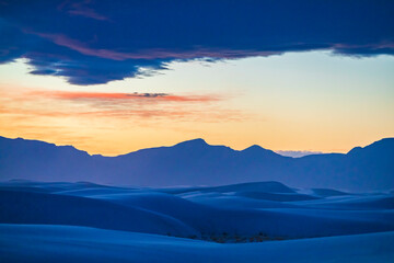 Fototapeta premium dramatic landscape photos of the largest gypsum sand dunes in the world. The White Sands National Park in the Chihuahuan desert in New Mexico. One of USA's newest national park. 