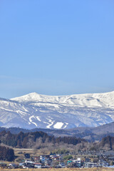 冬の田園地帯より望む蔵王の山々