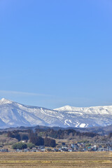 冬の田園地帯より望む蔵王の山々