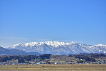 冬の田園地帯より望む蔵王の山々