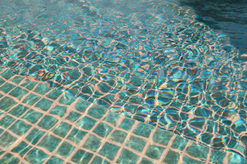 ターコイズブルーのタイルと水面
