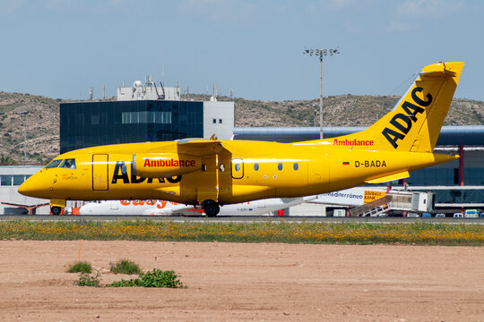 Avi&oacute;n ambulancia aterrizando en el aeropuerto de Alicante