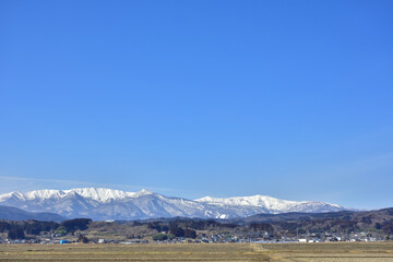 Fototapeta premium 冬の田園地帯より望む蔵王の山々
