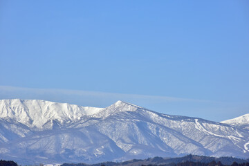冬の田園地帯より望む蔵王の山々