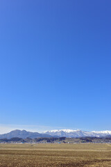 冬の田園地帯より望む蔵王の山々