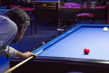 personas jugando billar ,