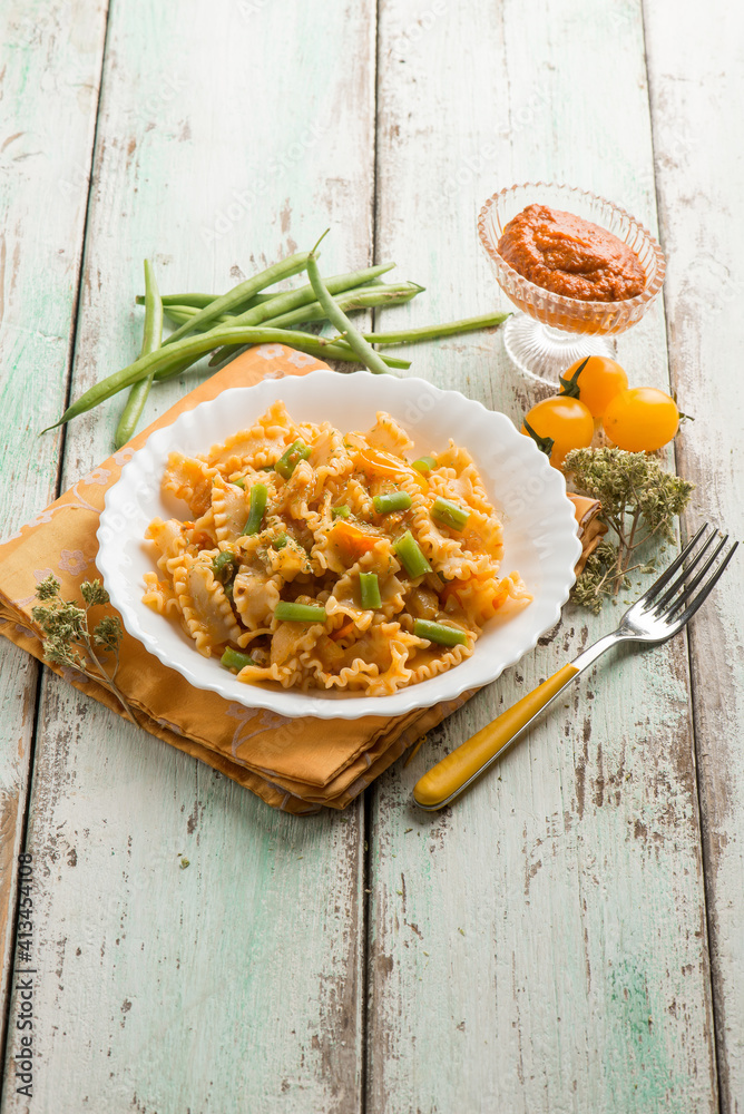 Poster pasta with dried tomatoes pesto and green peas