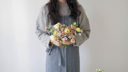mujer sosteniendo un bouquete. Arreglos florales amarillos