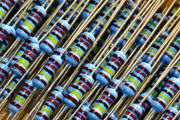 Diagonally oriented rows of resistors located at different levels in height.