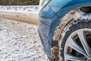 Gefahr durch festgefrorenen Schnee und Matsch im Radkasten eines Autos