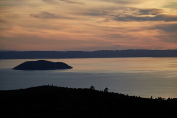 Obraz premium Picturesque sunset in Prathenonas, Sythonia with view to Cassandra - Halkidiki, Greece