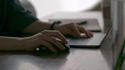 パソコン・仕事をする女性