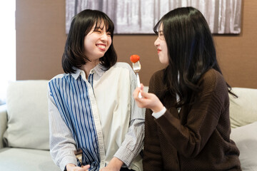 フルーツを食べる女性