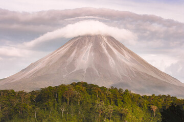 Fototapeta na wymiar Landscape with the Arenal volcano which hangs over the lenticular cloud