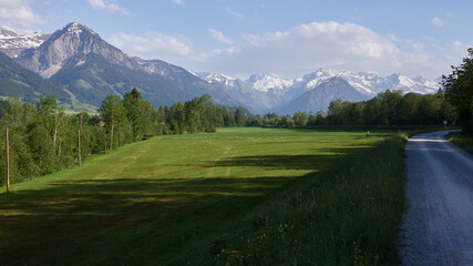Berggipfel des Allg&auml;uer Alpenhauptkamms vom Iller-Radwanderweg