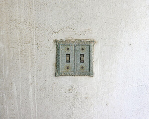 저 창문은 무엇을 보려하는가, 너의 창문은 어디에 있는가, 아무말도 하지 않고 아무것도 보지 못했던 이유와 마음은 어디를 떠돌다가 사라진 운명인가, 나의 마음도 닫혔고 너의 눈물도 그쳤다. 비린 냄새를 닫으며 생을 마감하고 녹슬어간 그대여. 이젠 나의 창을 활짝 열고싶다.
What is that window to look at