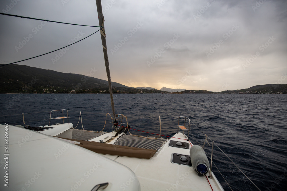 Poster Beautiful view of the sunset over the sea from the floating yacht