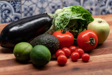 Buntes gesundes Obst und Gemüse in Küche