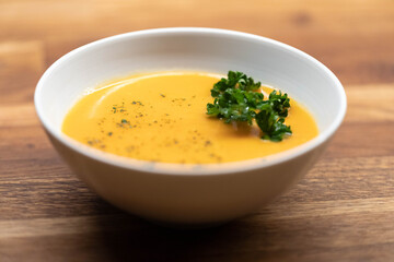 Gelbe Suppe mit Kräutern in Küche