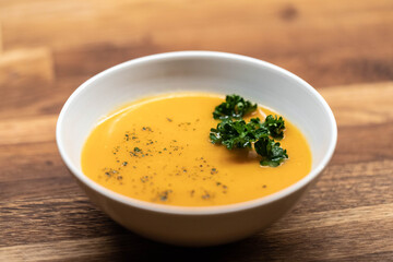 Gelbe Suppe mit Kräutern in Küche