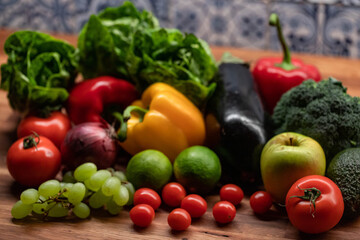 Obraz na płótnie Canvas Buntes gesundes Obst und Gemüse in Küche