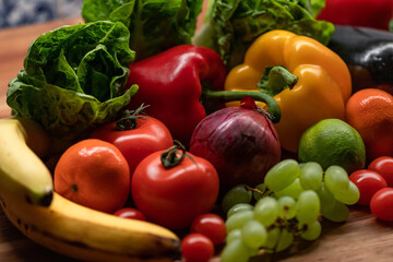 Obraz na płótnie Canvas Buntes gesundes Obst und Gemüse in Küche